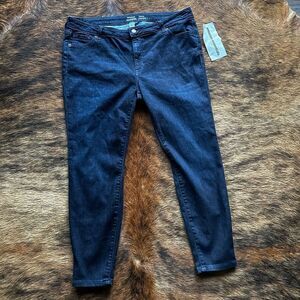 Amazon Essential Plus Size Jeans  18 Short